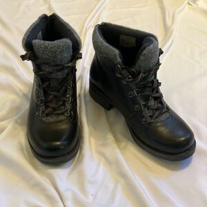 Earth Origins Black Lace-up/Zipper Boot, size 9
